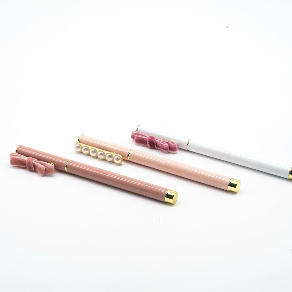 BOSS Babe Pink Pen set bows pearls